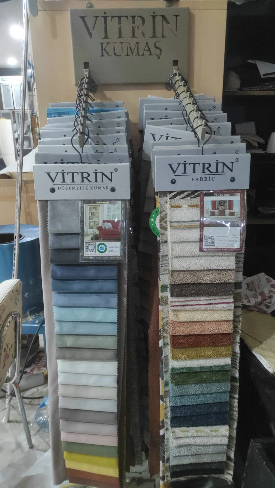 Farklı renk ve dokularda döşemelik kumaş numuneleri